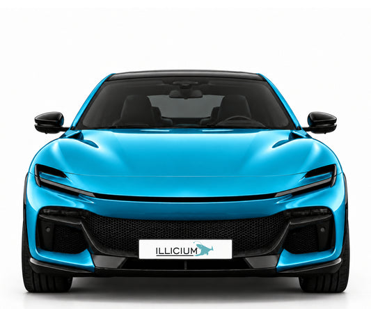 Ferrari Purosangue – Frontansicht in Türkis Metallic mit Original-ILLICIUM-Kennzeichen; Produktillustration