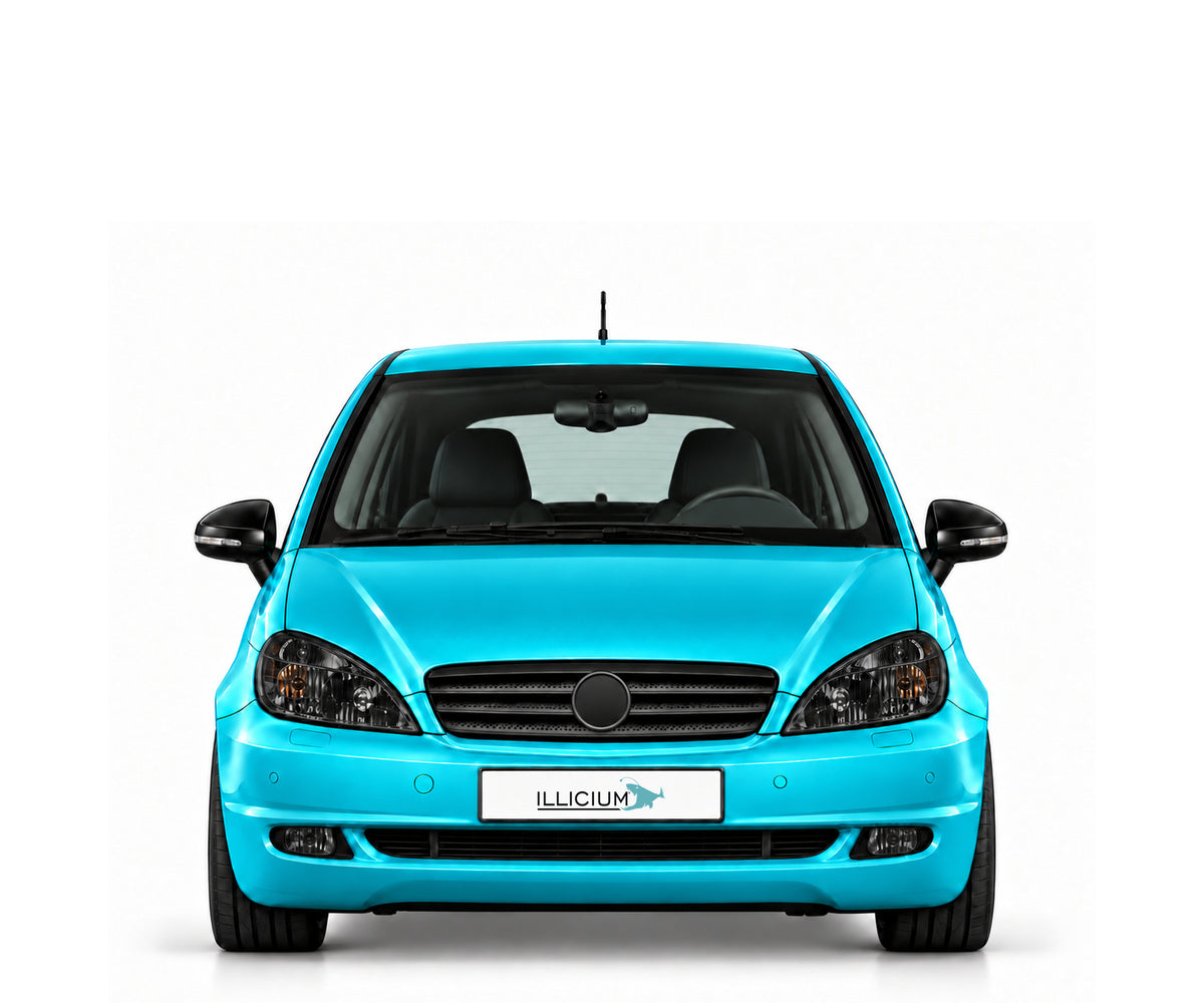 A210 Evolution W168 · Facelift – Fahrzeugillustration in Türkis Metallic, schwarze Anbauteile, neutrale Emblemform und ILLICIUM-Kennzeichen