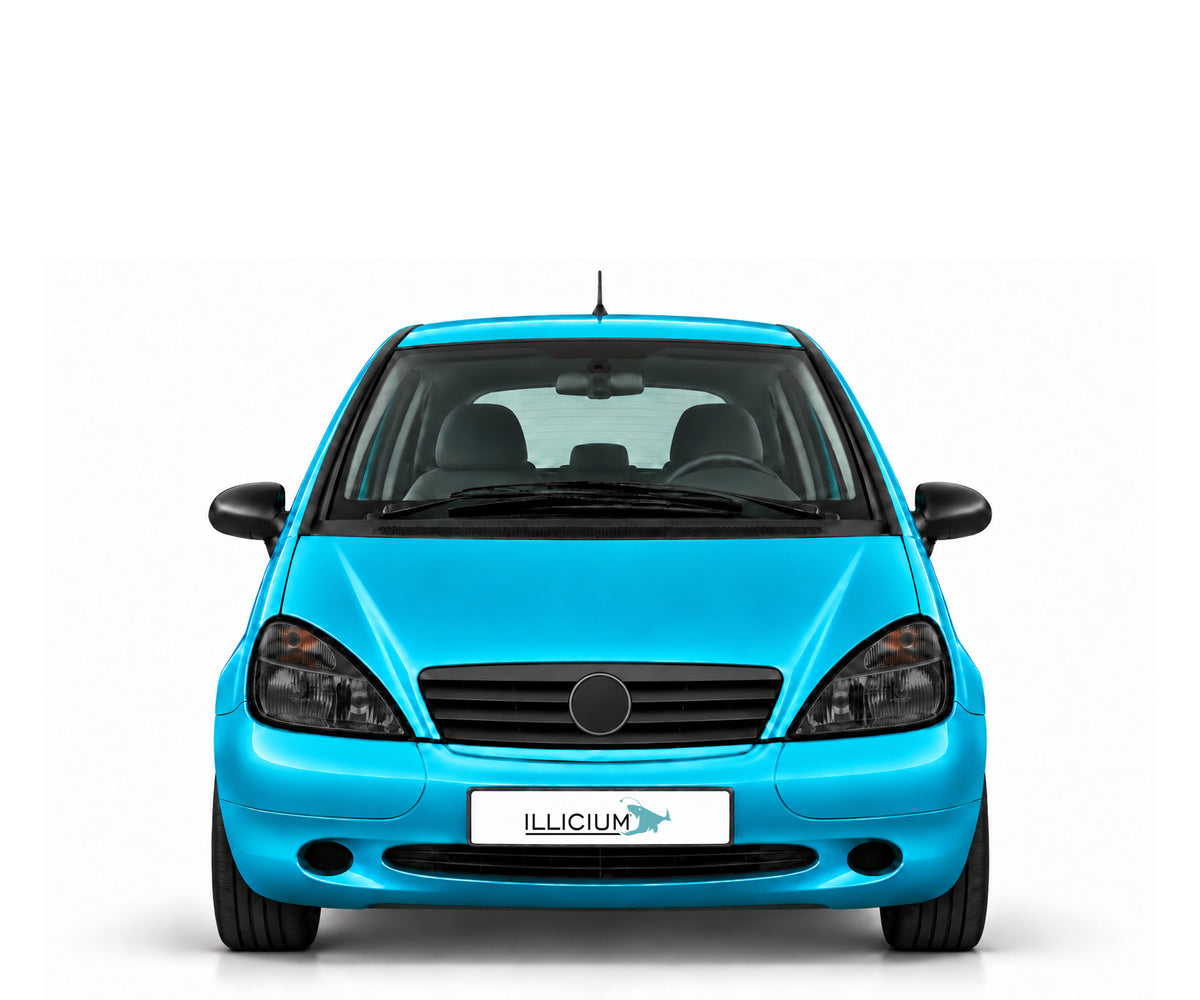 A-Klasse W168 · Vorfacelift – Fahrzeugillustration in Türkis Metallic, schwarze Anbauteile, neutrale Emblemform und ILLICIUM-Kennzeichen