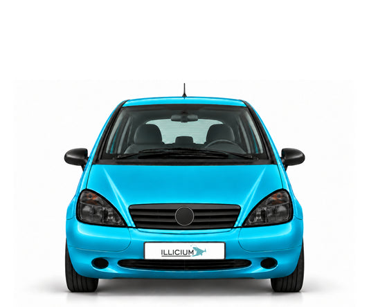 A-Klasse W168 · Vorfacelift – Fahrzeugillustration in Türkis Metallic, schwarze Anbauteile, neutrale Emblemform und ILLICIUM-Kennzeichen