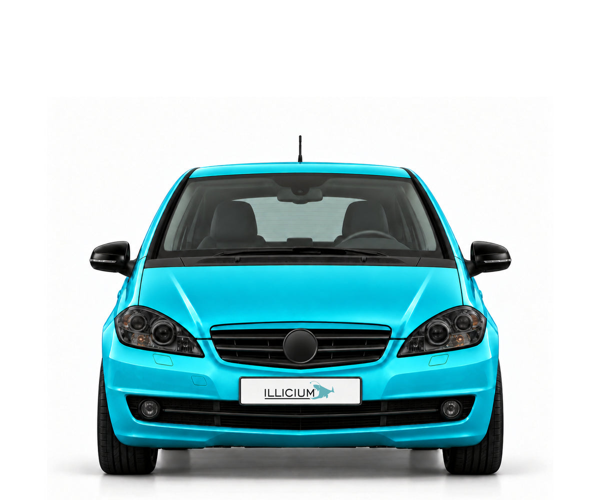W169 · FL – Fahrzeugillustration in Türkis Metallic, schwarze Anbauteile, neutrale Emblemform und ILLICIUM-Kennzeichen