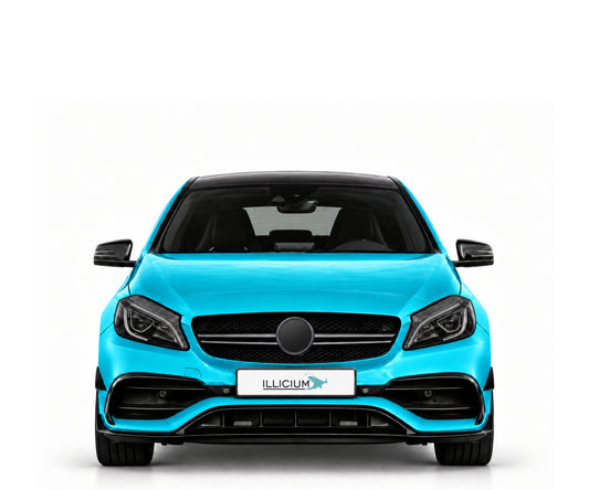 W176 · FL – Fahrzeugillustration in Türkis Metallic, schwarze Anbauteile, neutrale Emblemform und ILLICIUM-Kennzeichen