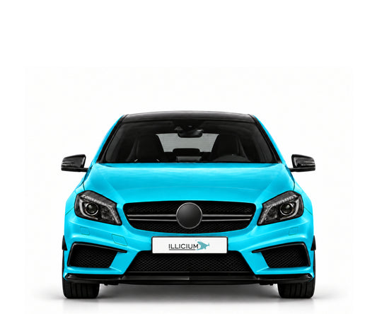 W176 · VFL – Fahrzeugillustration in Türkis Metallic, schwarze Anbauteile, neutrale Emblemform und ILLICIUM-Kennzeichen