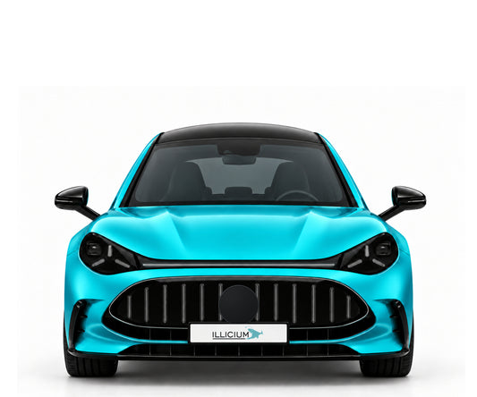 AMG GT 4-Türer ELECTRIC · Produktionsfront2026 – Fahrzeugillustration in Türkis Metallic, schwarze Anbauteile, neutrale Emblemform und ILLICIUM-Kennzeichen