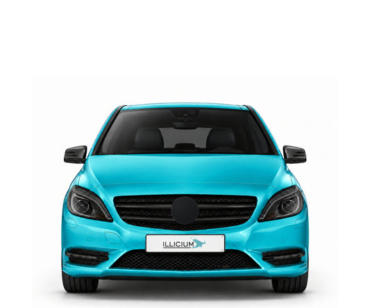 W246 · Vorfacelift · 2011–2014 – Fahrzeugillustration in Türkis Metallic, schwarze Anbauteile, neutrale Emblemform und ILLICIUM-Kennzeichen