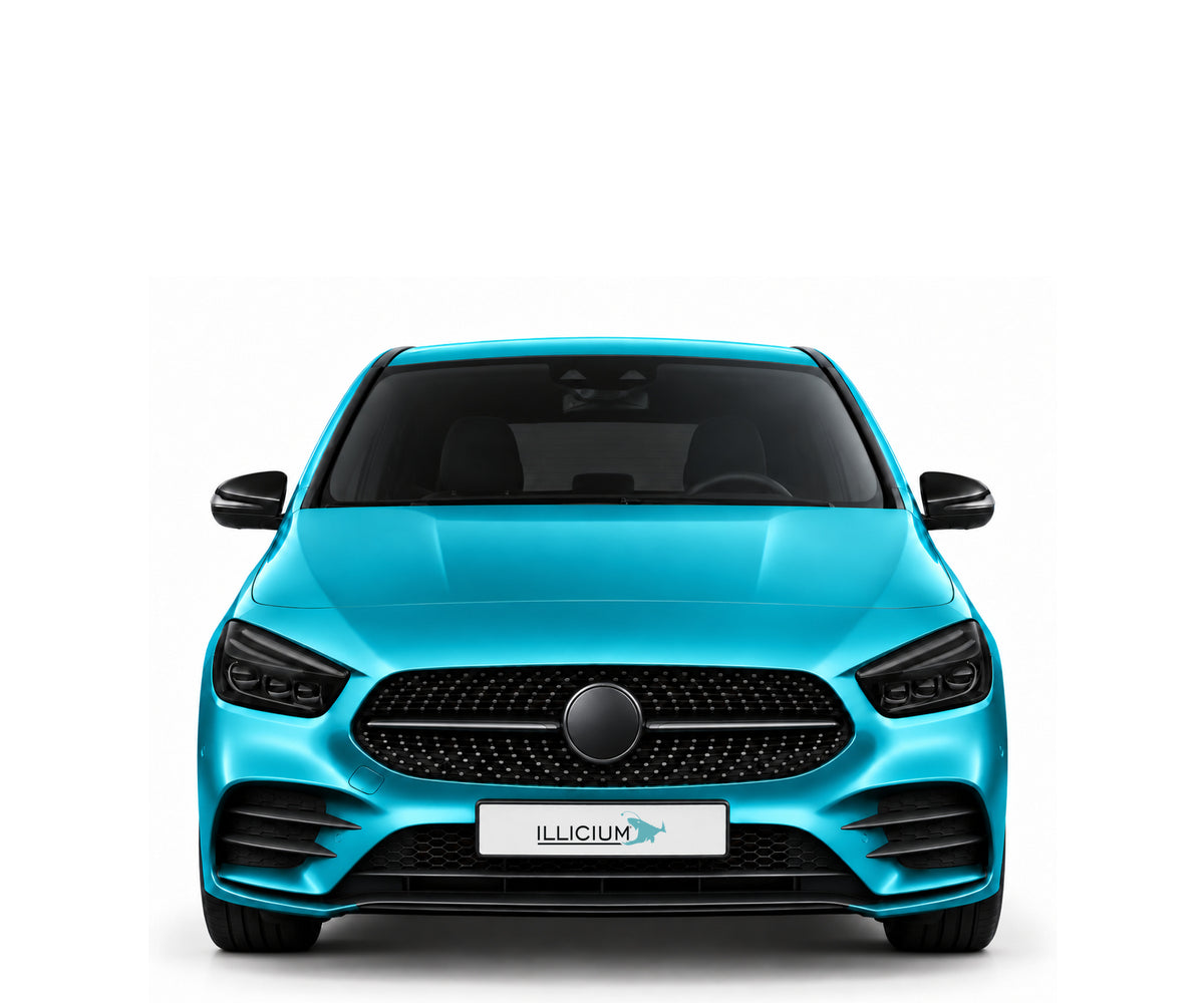 W247 · AMG Styling · 2019–2022 – Fahrzeugillustration in Türkis Metallic, schwarze Anbauteile, neutrale Emblemform und ILLICIUM-Kennzeichen