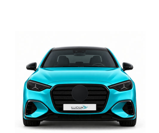 C-Klasse electric · AMG Line Plus – Fahrzeugillustration in Türkis Metallic, schwarze Anbauteile, neutrale Emblemform und ILLICIUM-Kennzeichen