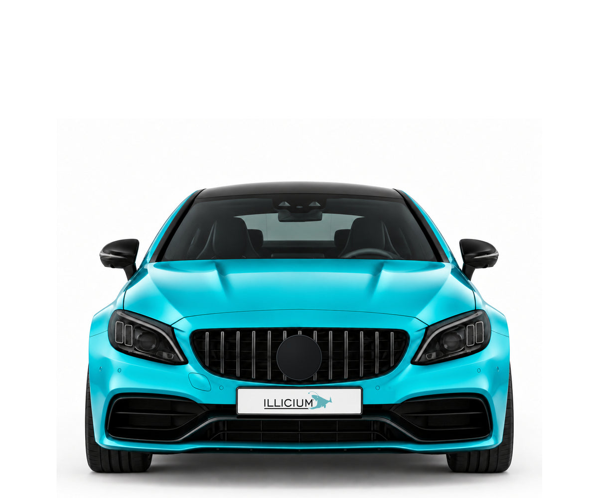C205/A205 · C63 S · Facelift – Fahrzeugillustration in Türkis Metallic, schwarze Anbauteile, neutrale Emblemform und ILLICIUM-Kennzeichen