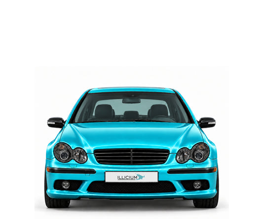 W203 · C55 AMG · eigene Front – Fahrzeugillustration in Türkis Metallic, schwarze Anbauteile, neutrale Emblemform und ILLICIUM-Kennzeichen