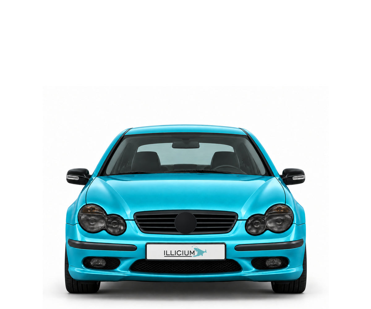 CL203 · Sportcoupé · Vorfacelift – Fahrzeugillustration in Türkis Metallic, schwarze Anbauteile, neutrale Emblemform und ILLICIUM-Kennzeichen