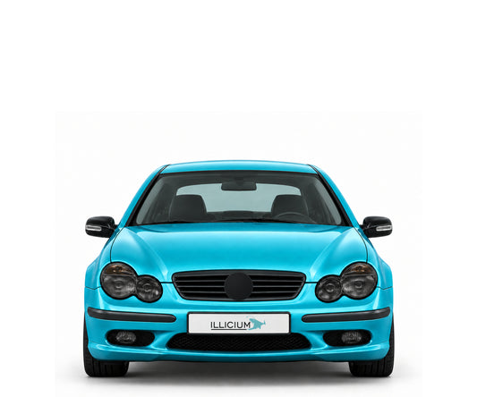 CL203 · Sportcoupé · Vorfacelift – Fahrzeugillustration in Türkis Metallic, schwarze Anbauteile, neutrale Emblemform und ILLICIUM-Kennzeichen