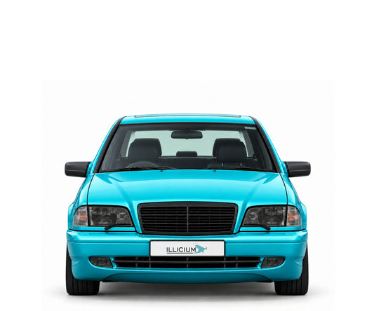 W202 · C43 AMG · 1997–2000 – Fahrzeugillustration in Türkis Metallic, schwarze Anbauteile, neutrale Emblemform und ILLICIUM-Kennzeichen