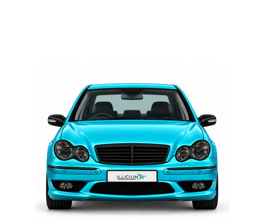 W203 · Sport Sedan · Facelift – Fahrzeugillustration in Türkis Metallic, schwarze Anbauteile, neutrale Emblemform und ILLICIUM-Kennzeichen
