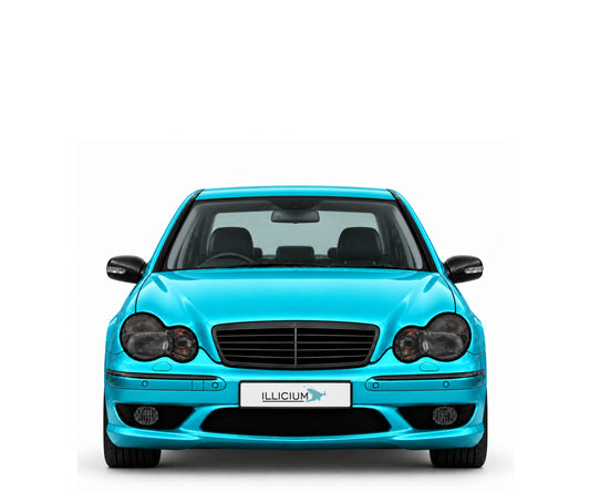 W203 · C32 AMG · Vorfacelift – Fahrzeugillustration in Türkis Metallic, schwarze Anbauteile, neutrale Emblemform und ILLICIUM-Kennzeichen