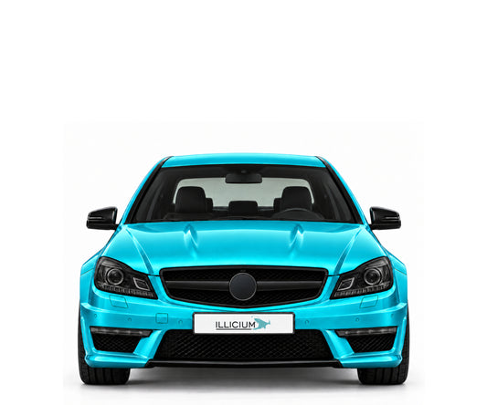 W204 · C63 AMG · Facelift – Fahrzeugillustration in Türkis Metallic, schwarze Anbauteile, neutrale Emblemform und ILLICIUM-Kennzeichen