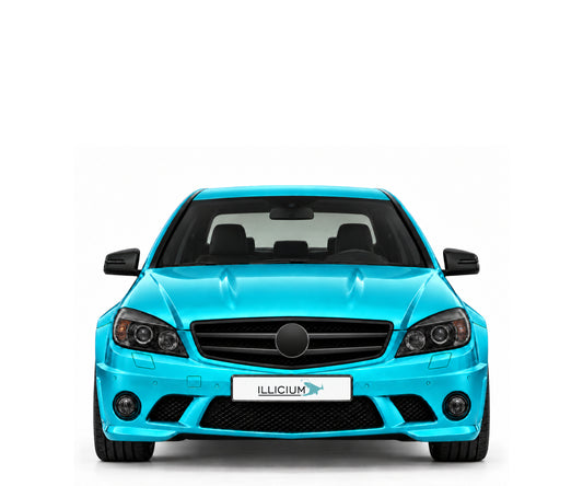 W204 · C63 AMG · Vorfacelift – Fahrzeugillustration in Türkis Metallic, schwarze Anbauteile, neutrale Emblemform und ILLICIUM-Kennzeichen