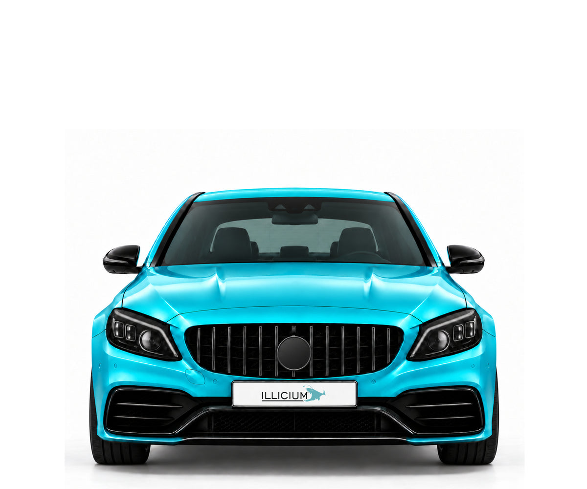 W205 · C63 S · Facelift – Fahrzeugillustration in Türkis Metallic, schwarze Anbauteile, neutrale Emblemform und ILLICIUM-Kennzeichen