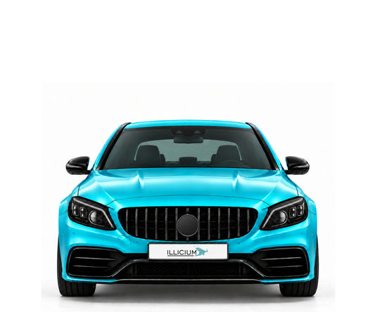 W205 · C63 S · Facelift – Fahrzeugillustration in Türkis Metallic, schwarze Anbauteile, neutrale Emblemform und ILLICIUM-Kennzeichen