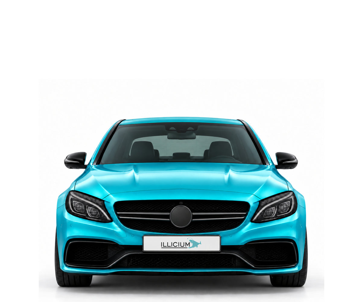 W205 · C63 S · Vorfacelift – Fahrzeugillustration in Türkis Metallic, schwarze Anbauteile, neutrale Emblemform und ILLICIUM-Kennzeichen