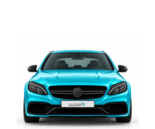 W205 · C63 S · Vorfacelift – Fahrzeugillustration in Türkis Metallic, schwarze Anbauteile, neutrale Emblemform und ILLICIUM-Kennzeichen