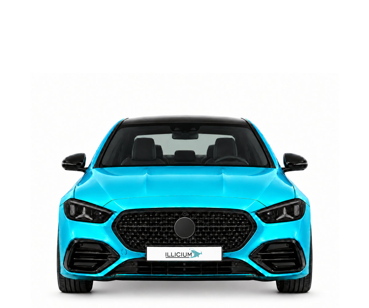 W206 · C300e · Facelift 2026 – Fahrzeugillustration in Türkis Metallic, schwarze Anbauteile, neutrale Emblemform und ILLICIUM-Kennzeichen