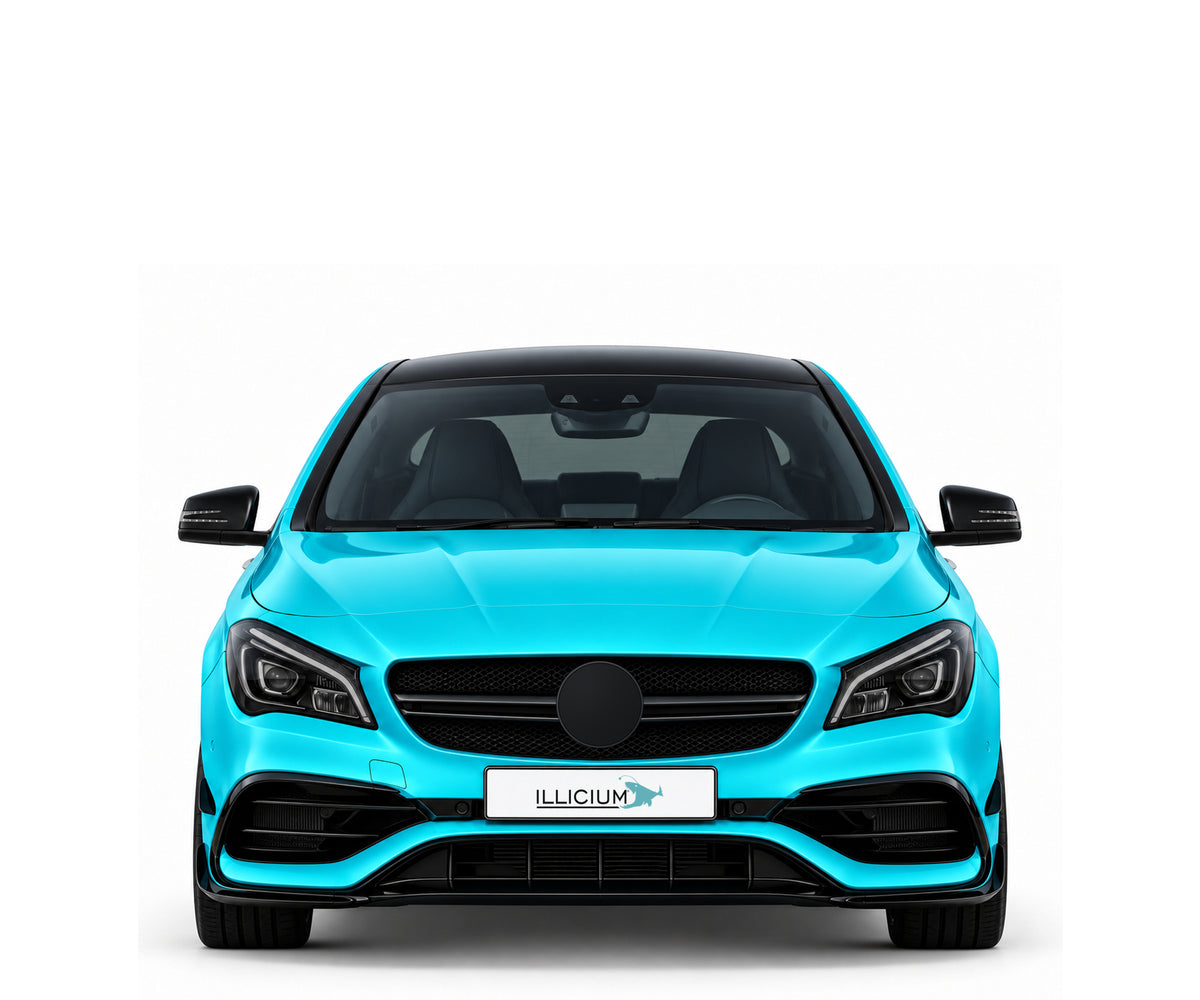 C117 · CLA45 · Facelift – Fahrzeugillustration in Türkis Metallic, schwarze Anbauteile, neutrale Emblemform und ILLICIUM-Kennzeichen