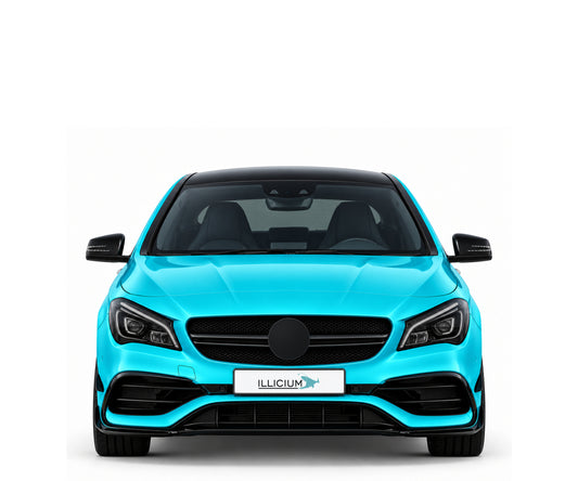 C117 · CLA45 · Facelift – Fahrzeugillustration in Türkis Metallic, schwarze Anbauteile, neutrale Emblemform und ILLICIUM-Kennzeichen