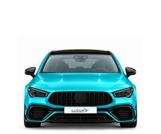 C118 · CLA45 S · Vorfacelift – Fahrzeugillustration in Türkis Metallic, schwarze Anbauteile, neutrale Emblemform und ILLICIUM-Kennzeichen