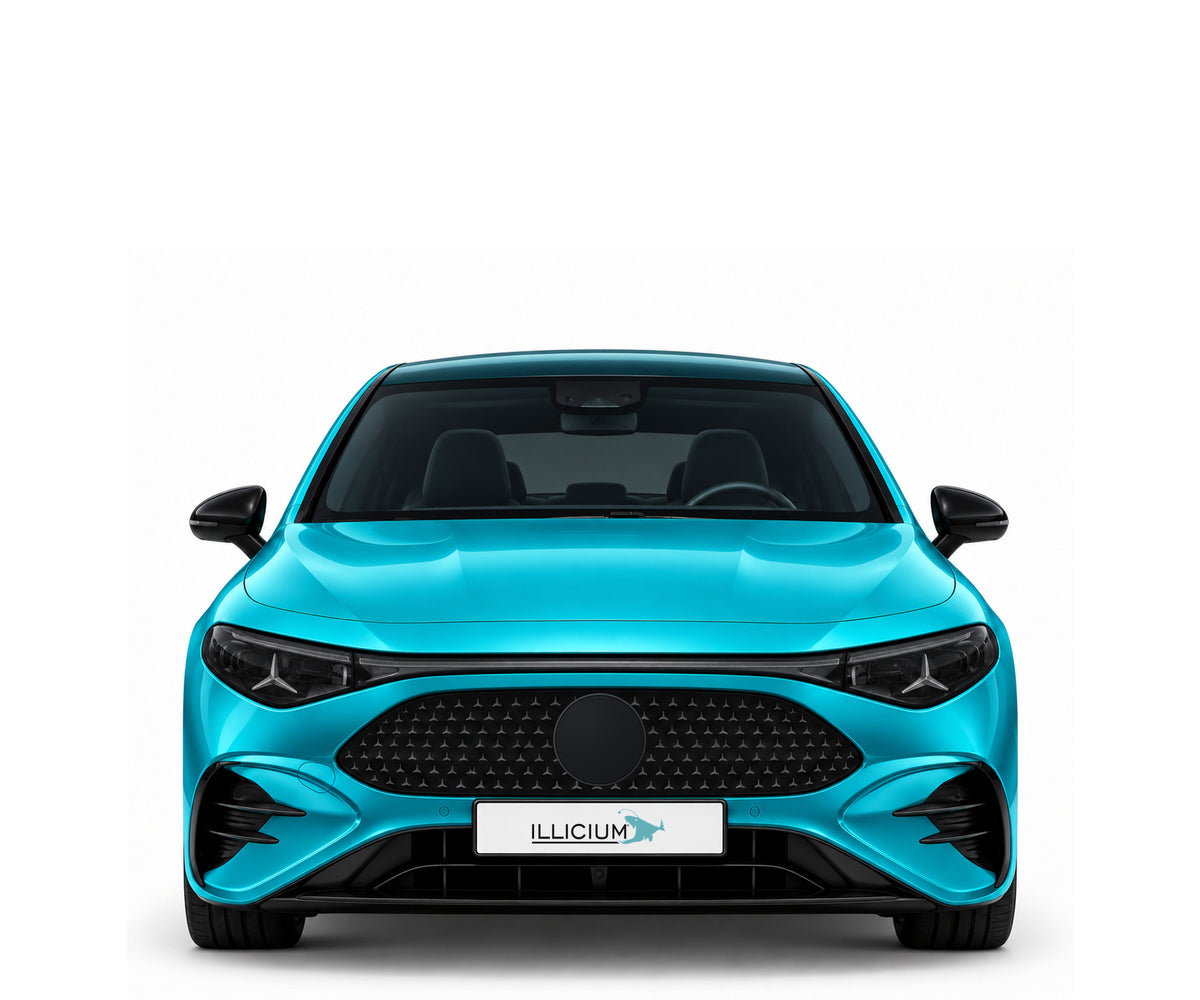 Neue CLA-Generation · Elektro · AMG Line Plus – Fahrzeugillustration in Türkis Metallic, schwarze Anbauteile, neutrale Emblemform und ILLICIUM-Kennzeichen