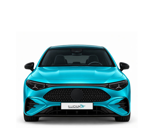 Neue CLA-Generation · Elektro · AMG Line Plus – Fahrzeugillustration in Türkis Metallic, schwarze Anbauteile, neutrale Emblemform und ILLICIUM-Kennzeichen