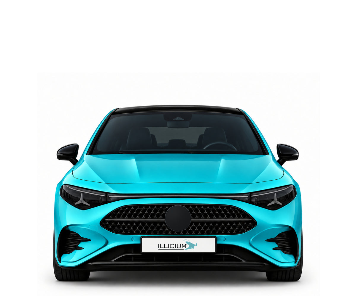 Neue CLA-Generation · Hybrid · AMG Line Plus – Fahrzeugillustration in Türkis Metallic, schwarze Anbauteile, neutrale Emblemform und ILLICIUM-Kennzeichen
