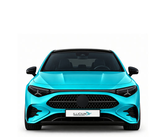 Neue CLA-Generation · Hybrid · AMG Line Plus – Fahrzeugillustration in Türkis Metallic, schwarze Anbauteile, neutrale Emblemform und ILLICIUM-Kennzeichen