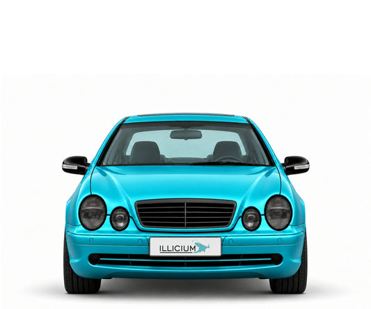 CLK C208 · CLK55 AMG · 2001 – Fahrzeugillustration in Türkis Metallic, schwarze Anbauteile, neutrale Emblemform und ILLICIUM-Kennzeichen