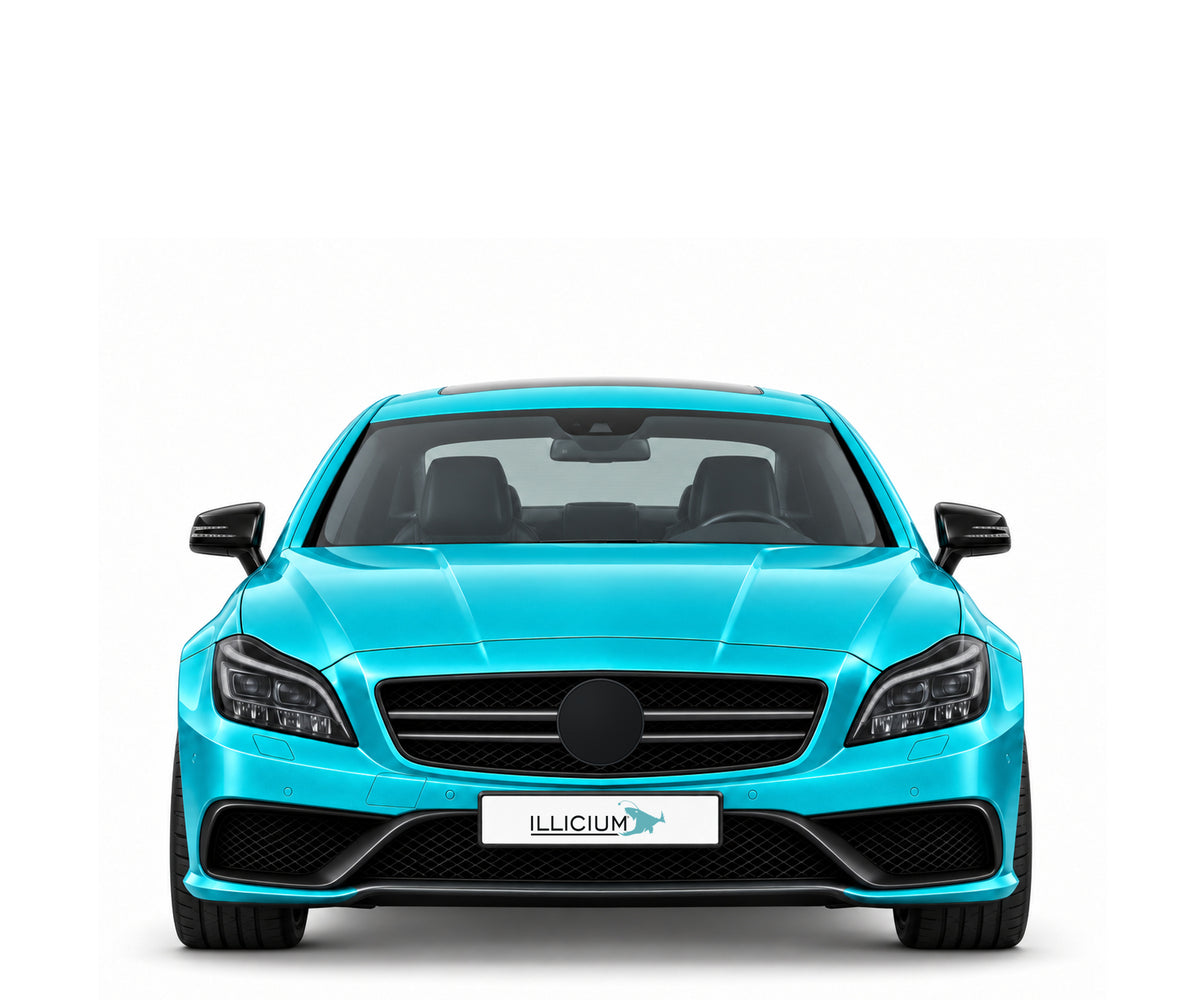 C218 · CLS63 AMG S · Facelift – Fahrzeugillustration in Türkis Metallic, schwarze Anbauteile, neutrale Emblemform und ILLICIUM-Kennzeichen