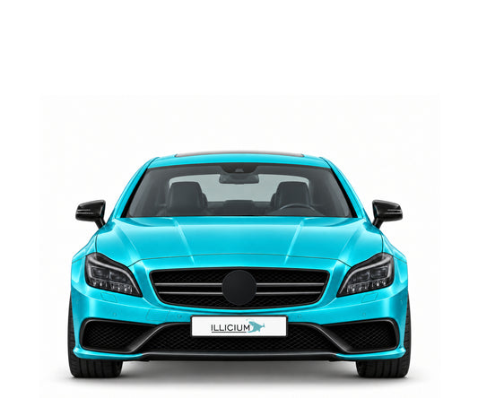C218 · CLS63 AMG S · Facelift – Fahrzeugillustration in Türkis Metallic, schwarze Anbauteile, neutrale Emblemform und ILLICIUM-Kennzeichen