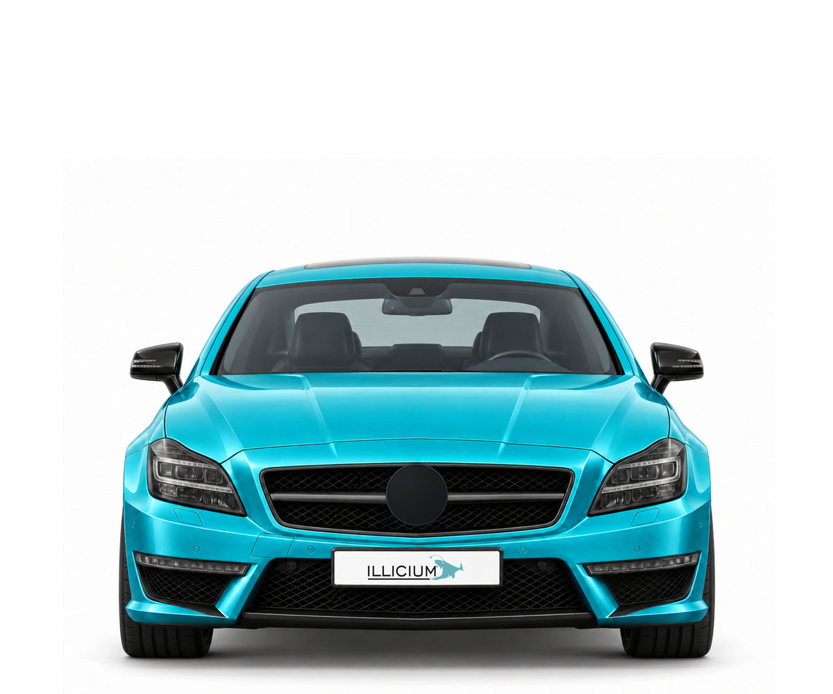 C218 · CLS63 AMG · Vorfacelift – Fahrzeugillustration in Türkis Metallic, schwarze Anbauteile, neutrale Emblemform und ILLICIUM-Kennzeichen