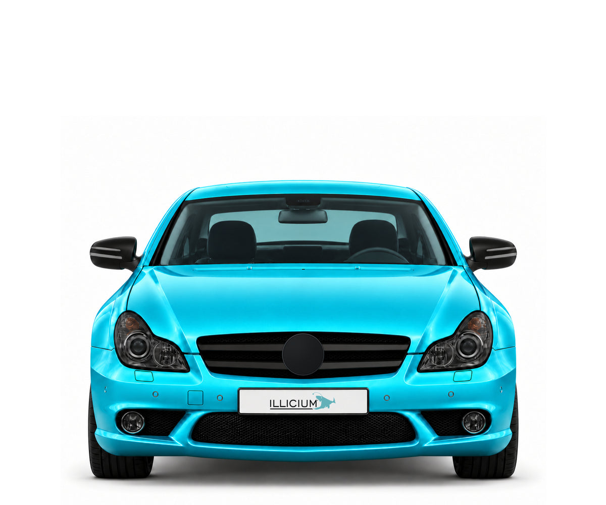 C219 · CLS63 AMG · Facelift – Fahrzeugillustration in Türkis Metallic, schwarze Anbauteile, neutrale Emblemform und ILLICIUM-Kennzeichen