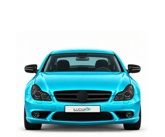 C219 · CLS63 AMG · Facelift – Fahrzeugillustration in Türkis Metallic, schwarze Anbauteile, neutrale Emblemform und ILLICIUM-Kennzeichen