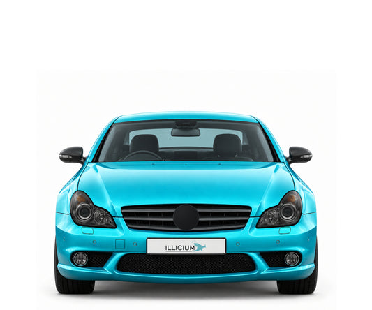 C219 · CLS55 AMG · Vorfacelift – Fahrzeugillustration in Türkis Metallic, schwarze Anbauteile, neutrale Emblemform und ILLICIUM-Kennzeichen
