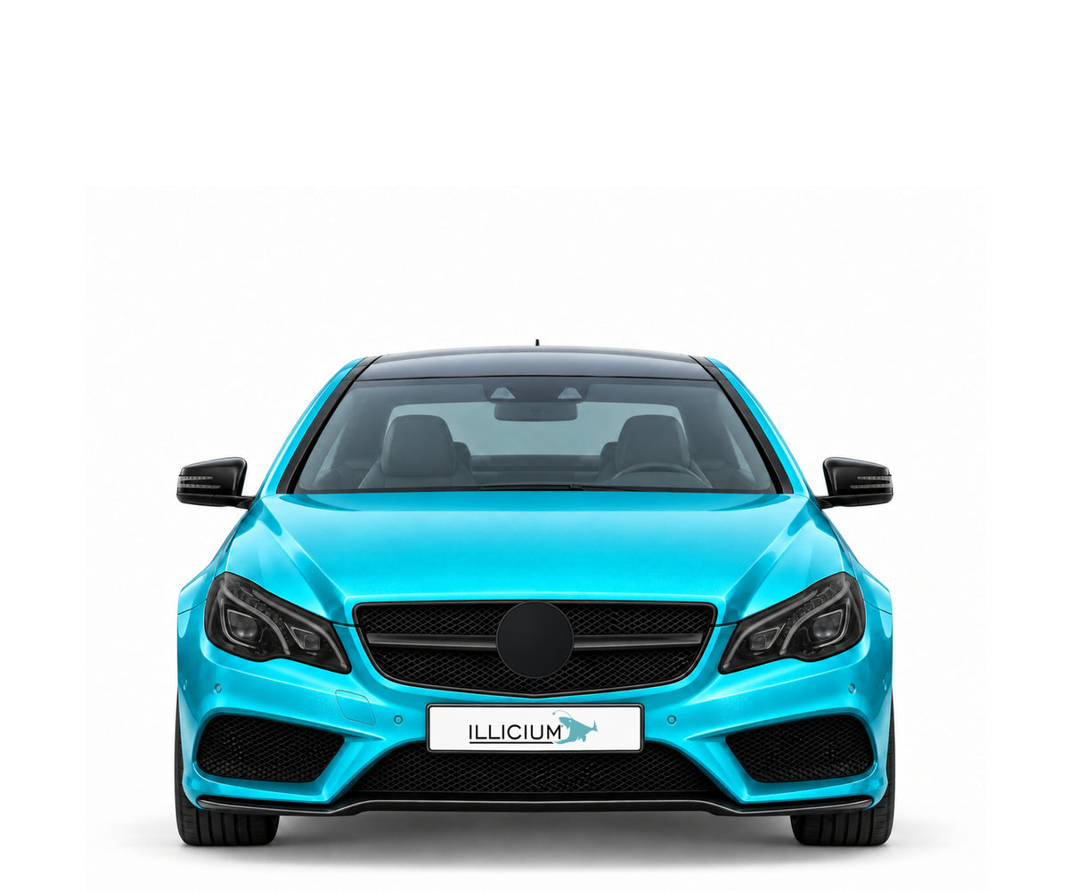 C207-FL · E500 AMG Sportpaket · Facelift – Fahrzeugillustration in Türkis Metallic, schwarze Anbauteile, neutrale Emblemform und ILLICIUM-Kennzeichen