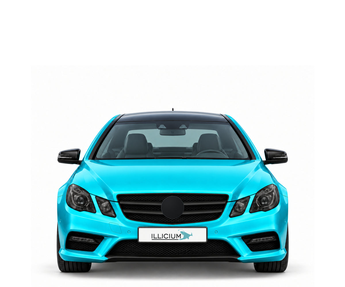 C207-VFL · E500 AMG Sportpaket · VFL – Fahrzeugillustration in Türkis Metallic, schwarze Anbauteile, neutrale Emblemform und ILLICIUM-Kennzeichen
