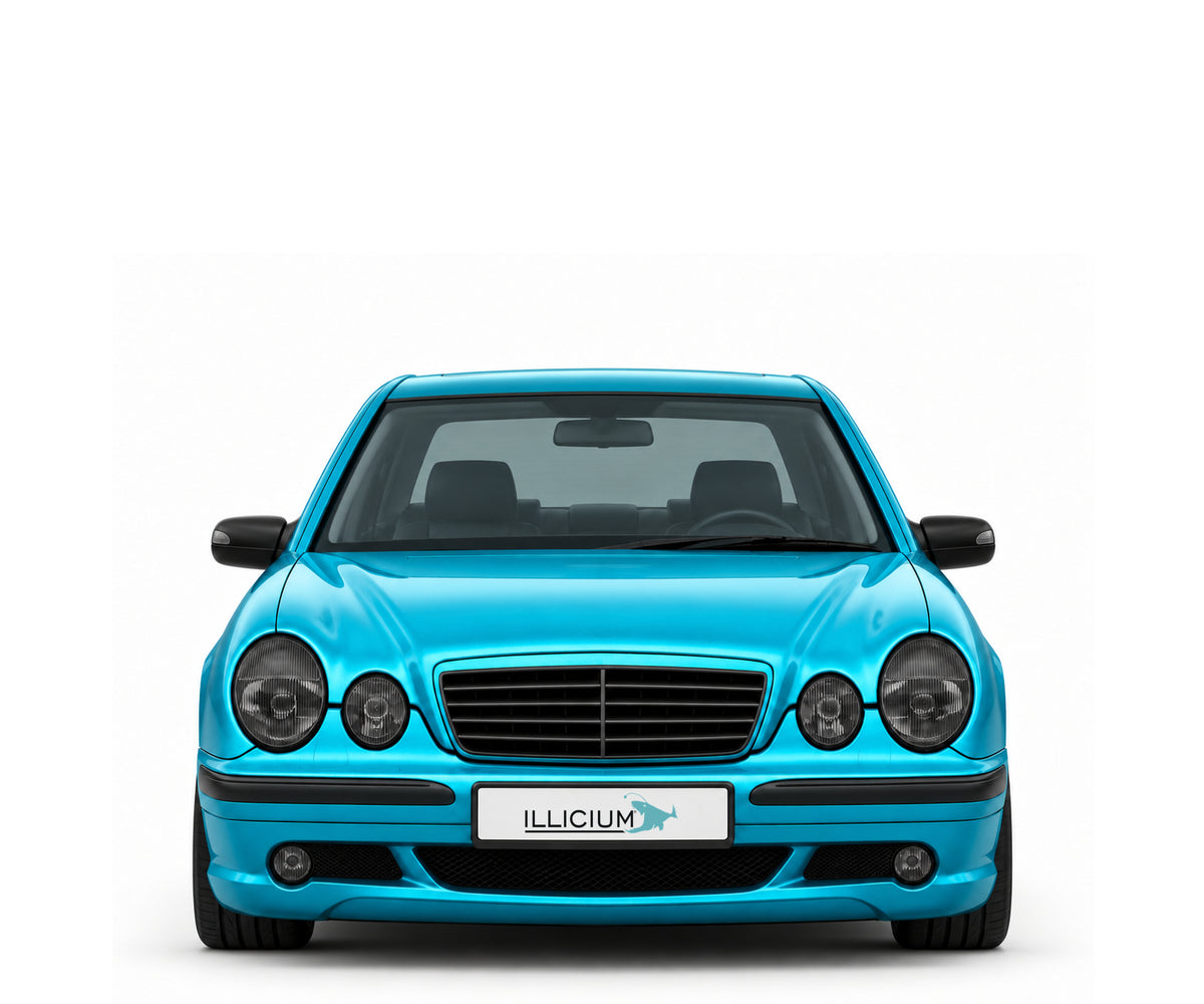 W210-FL · E55 AMG · Facelift – Fahrzeugillustration in Türkis Metallic, schwarze Anbauteile, neutrale Emblemform und ILLICIUM-Kennzeichen