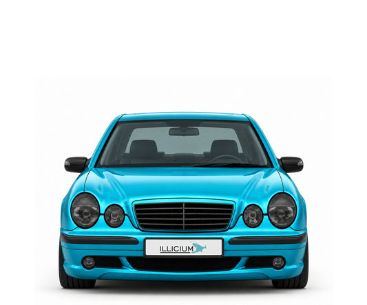 W210-FL · E55 AMG · Facelift – Fahrzeugillustration in Türkis Metallic, schwarze Anbauteile, neutrale Emblemform und ILLICIUM-Kennzeichen