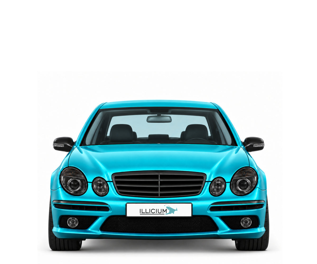 W211-FL · E63 AMG · Facelift – Fahrzeugillustration in Türkis Metallic, schwarze Anbauteile, neutrale Emblemform und ILLICIUM-Kennzeichen
