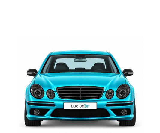 W211-FL · E63 AMG · Facelift – Fahrzeugillustration in Türkis Metallic, schwarze Anbauteile, neutrale Emblemform und ILLICIUM-Kennzeichen