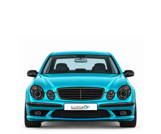 W211-VFL · E55 AMG · VFL – Fahrzeugillustration in Türkis Metallic, schwarze Anbauteile, neutrale Emblemform und ILLICIUM-Kennzeichen