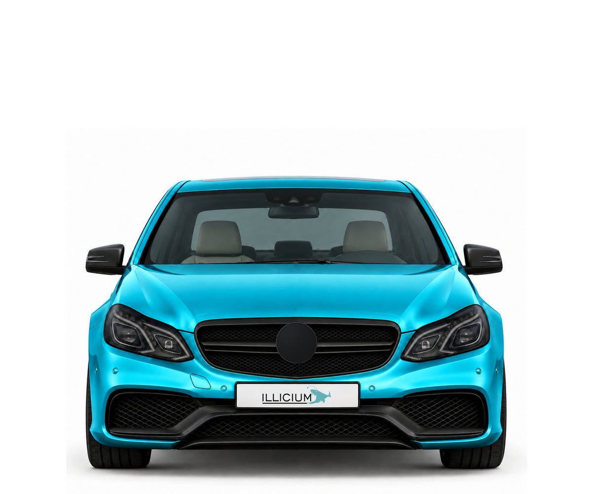 W212-FL · E63 AMG S · Facelift – Fahrzeugillustration in Türkis Metallic, schwarze Anbauteile, neutrale Emblemform und ILLICIUM-Kennzeichen