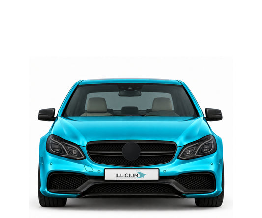 W212-FL · E63 AMG S · Facelift – Fahrzeugillustration in Türkis Metallic, schwarze Anbauteile, neutrale Emblemform und ILLICIUM-Kennzeichen