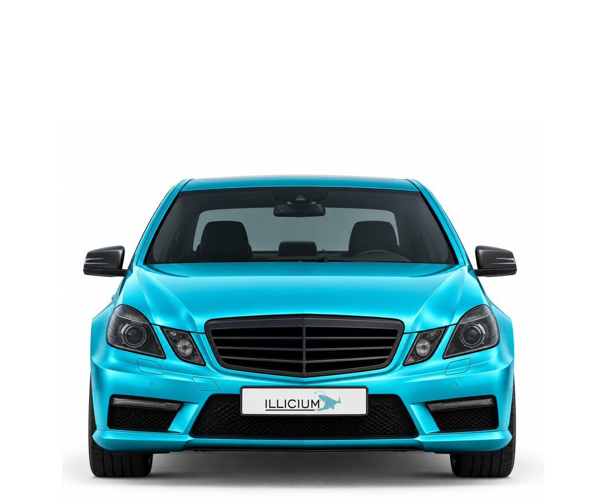 W212-VFL · E63 AMG · VFL – Fahrzeugillustration in Türkis Metallic, schwarze Anbauteile, neutrale Emblemform und ILLICIUM-Kennzeichen