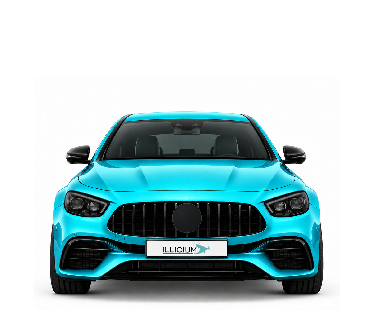 W213-FL · E63 S AMG · Facelift – Fahrzeugillustration in Türkis Metallic, schwarze Anbauteile, neutrale Emblemform und ILLICIUM-Kennzeichen